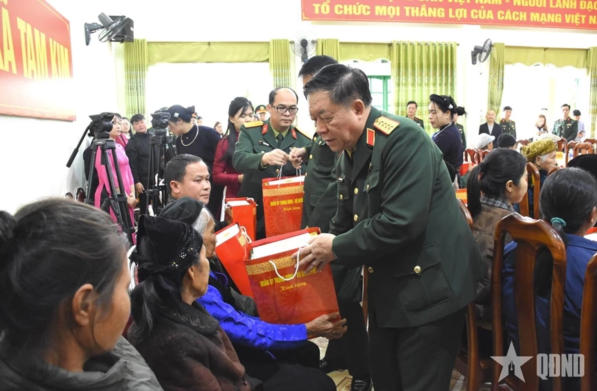 Đại tướng Nguyễn Trọng Nghĩa trao quà tặng các gia đình chính sách, người có công trên địa bàn tỉnh Cao Bằng. Ảnh: ANH MINH  