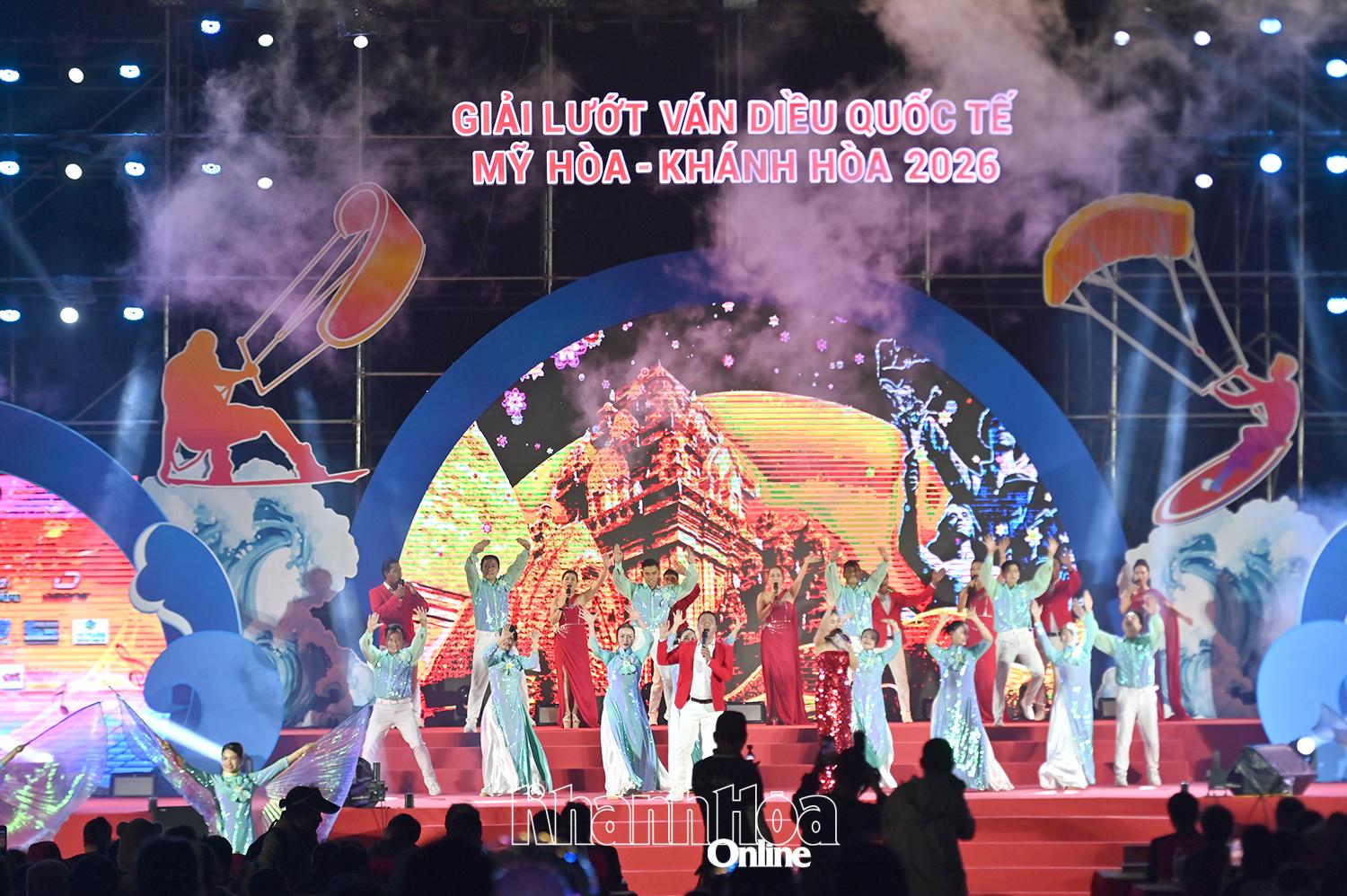 Một tiết mục ca nhạc trong chương trình nghệ thuật chào mừng Giải lướt ván diều Quốc tế Mỹ Hòa-Khánh Hòa 2026.