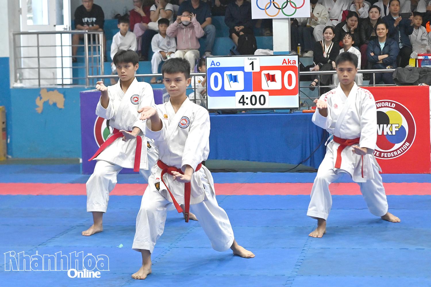 Các vận động viên thi đấu nội dung quyền.