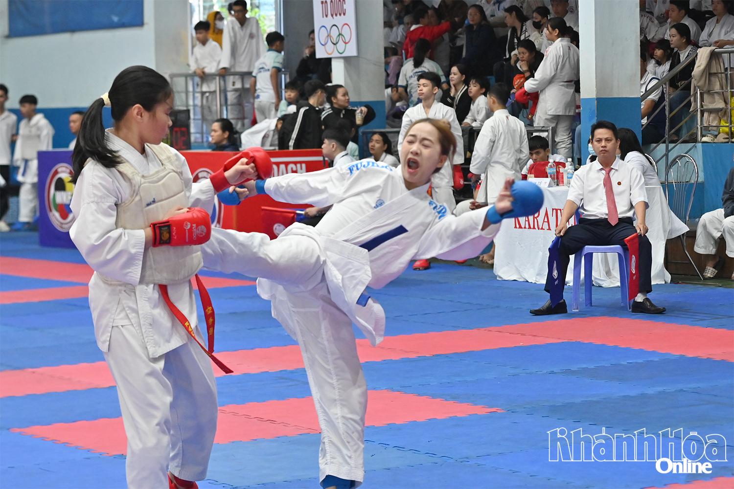 Các vận động viên nữ thi đấu đối kháng.