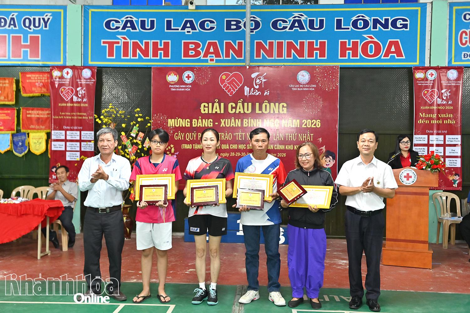 Ban tổ chức trao tặng bảng vinh danh cho các cá nhân, doanh nghiệp tài trợ, đồng hành giải đấu.