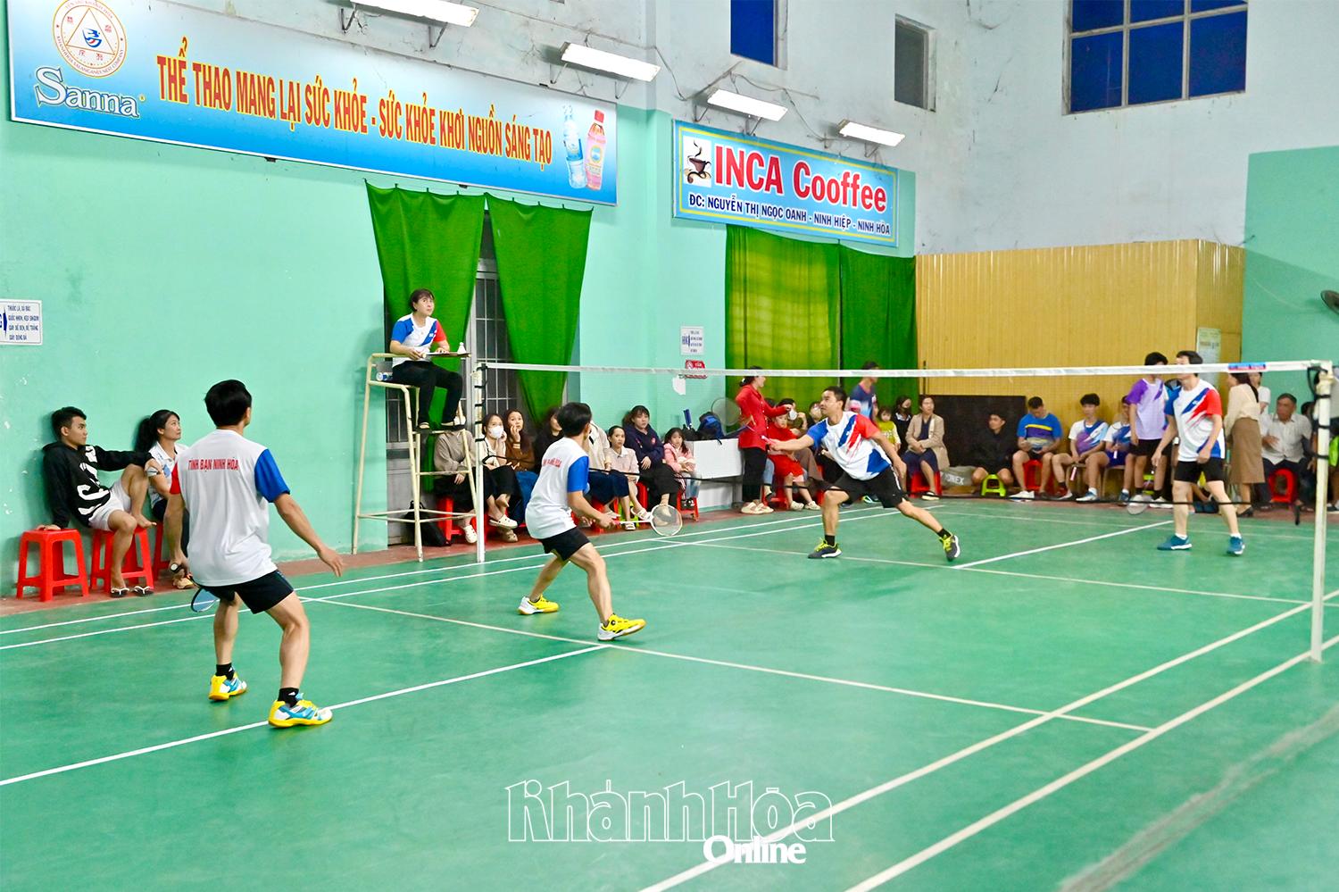 Các đôi vận động viên nam thi đấu tại giải.