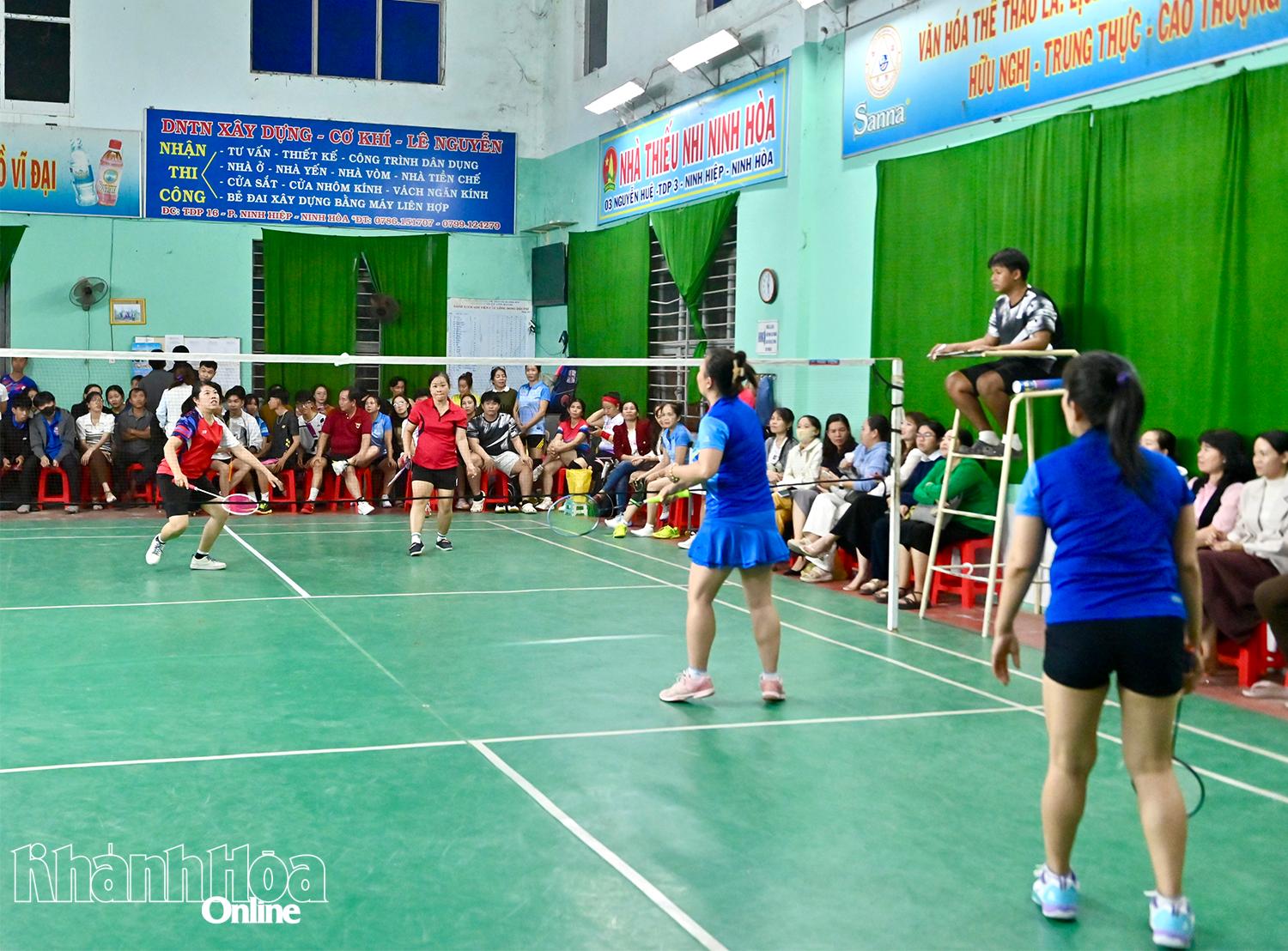 Các đôi vận động viên nữ thi đấu tại giải.