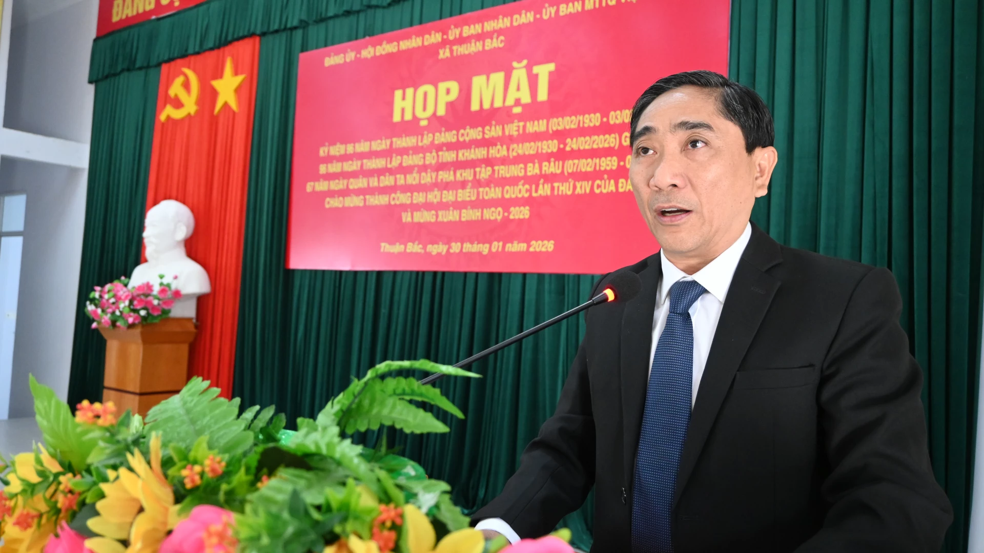 Lãnh đạo Đảng ủy xã phát biểu ôn lại truyền thống.