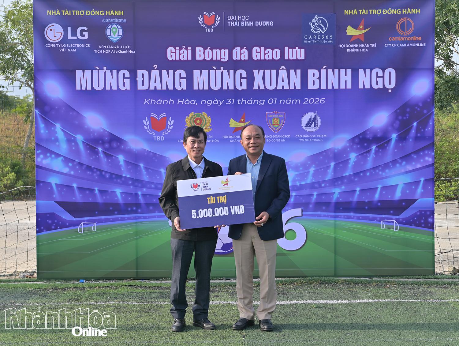 Lãnh đạo Hội Doanh nhân trẻ Khánh Hòa trao bảng tượng trưng đóng góp kinh phí Quỹ học bổng Trường Đại học Thái Bình Dương.