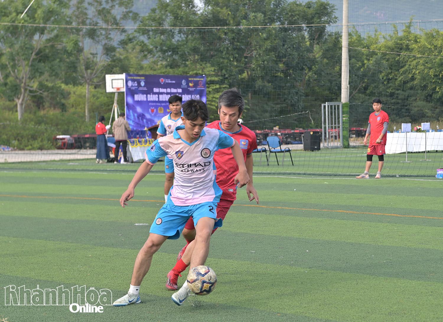 Các đội bóng thi đấu tại giải.