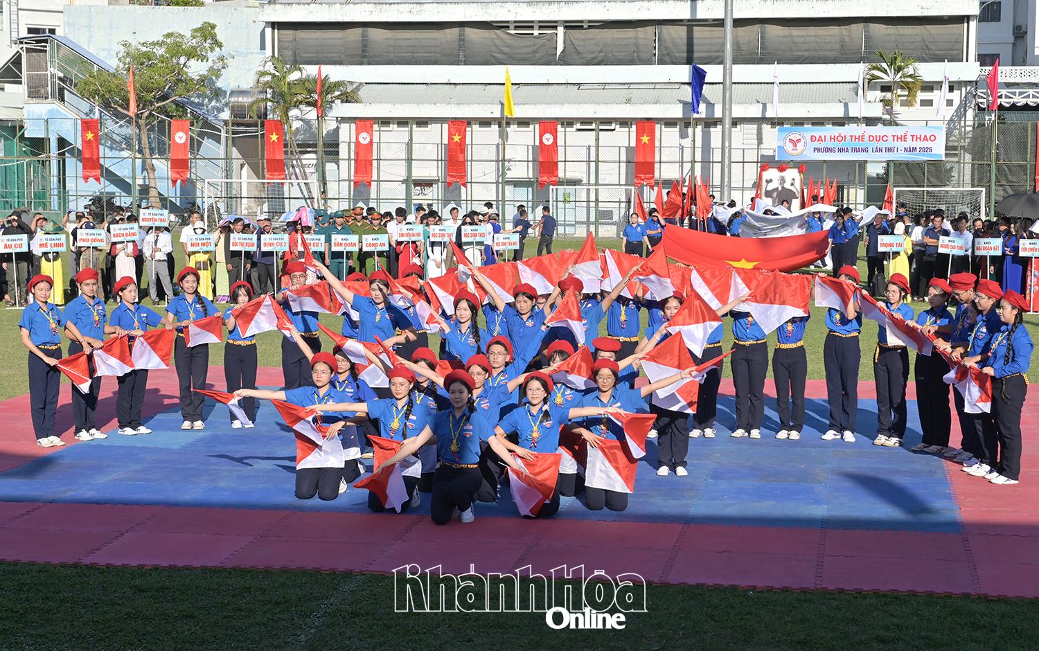 Tiết mục biểu diễn Shemaphote của Trường THPT Lý Tự Trọng.