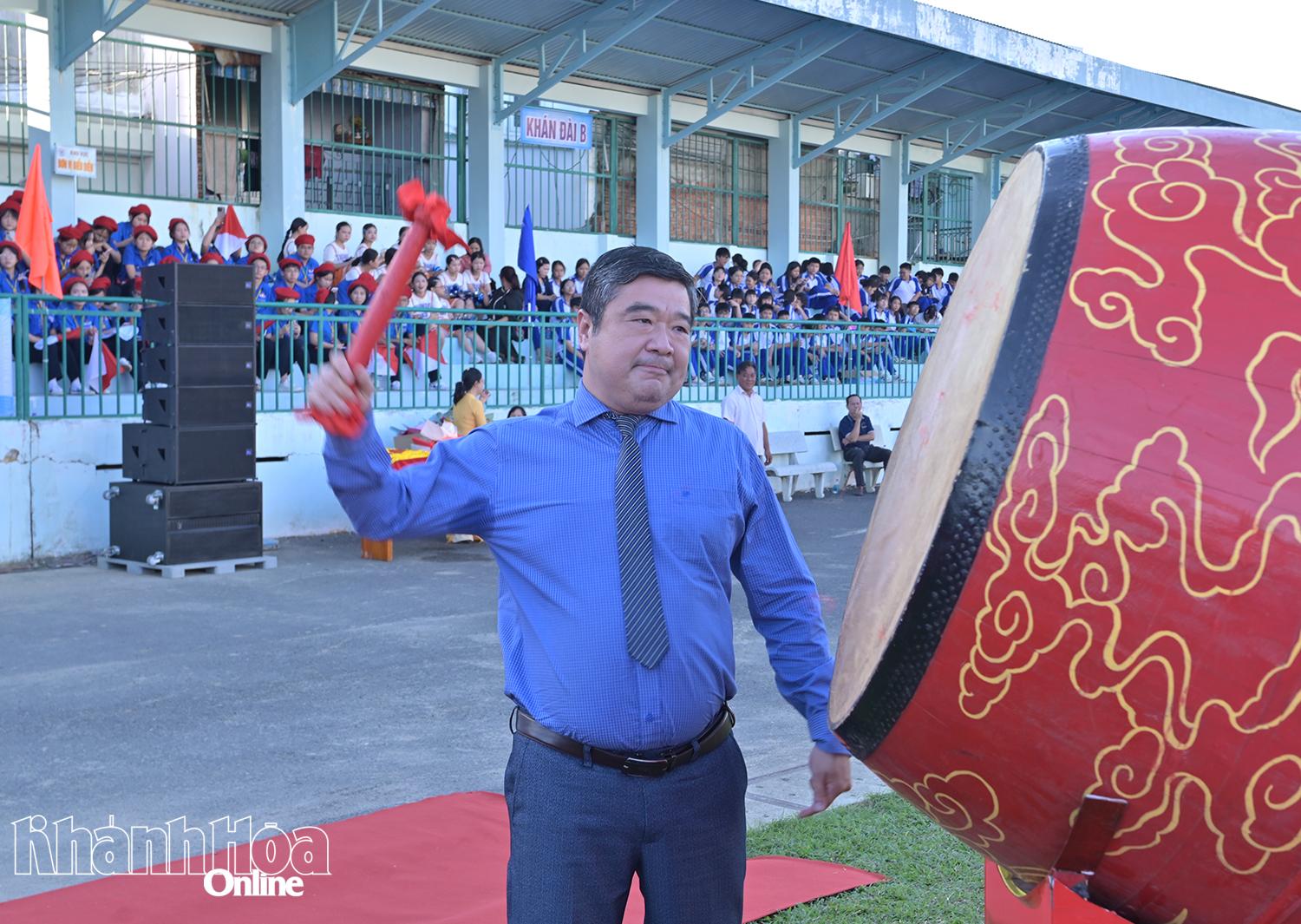 Đồng chí Tạ Hồng Quang-Tỉnh ủy viên, Bí thư Đảng ủy, Chủ tịch HĐND phường Nha Trang đánh trống khai mạc đại hội.