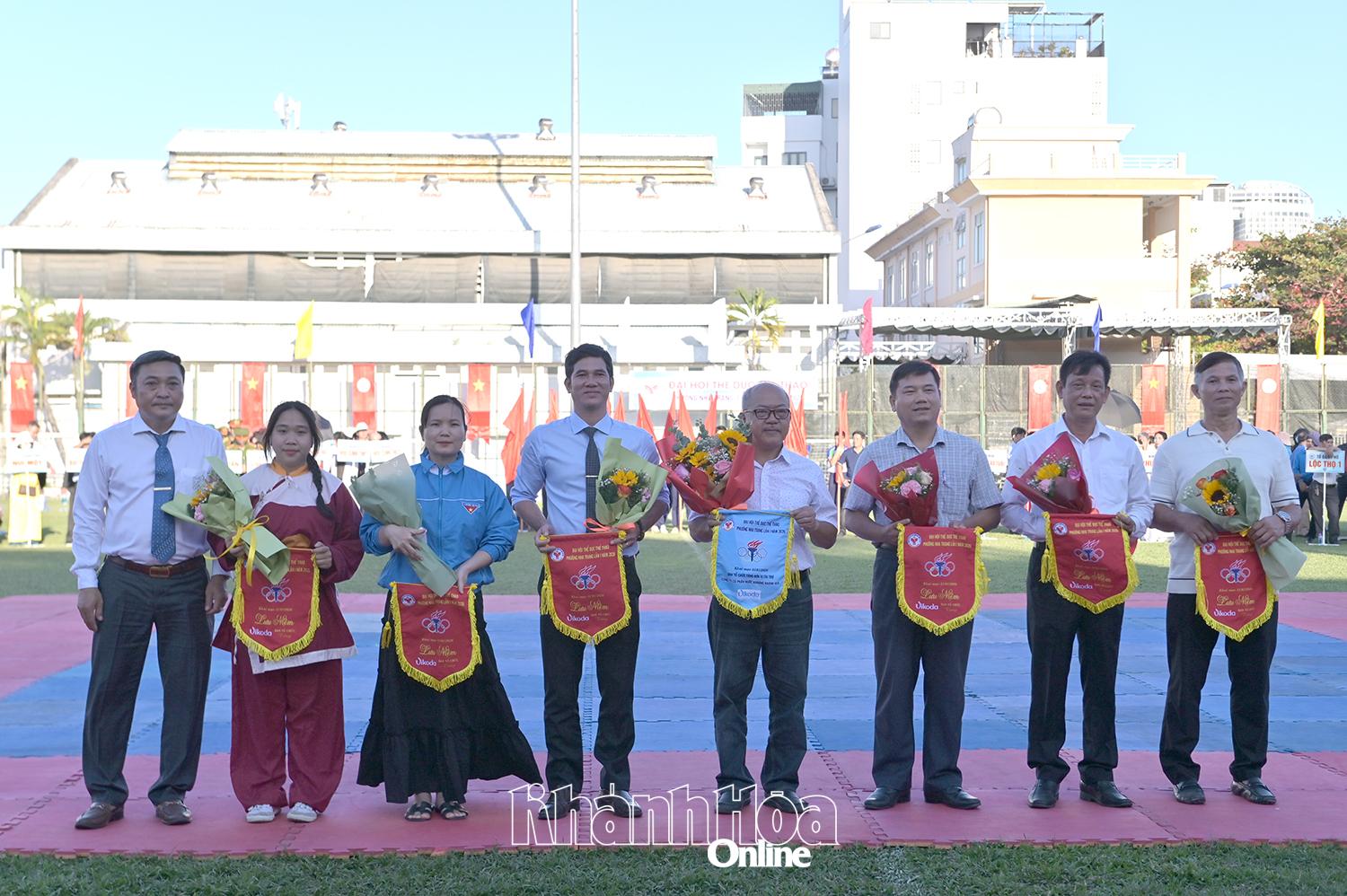 Ban tổ chức đại hội tặng cờ lưu niệm cho các đơn vị, doanh nghiệp đồng hành.