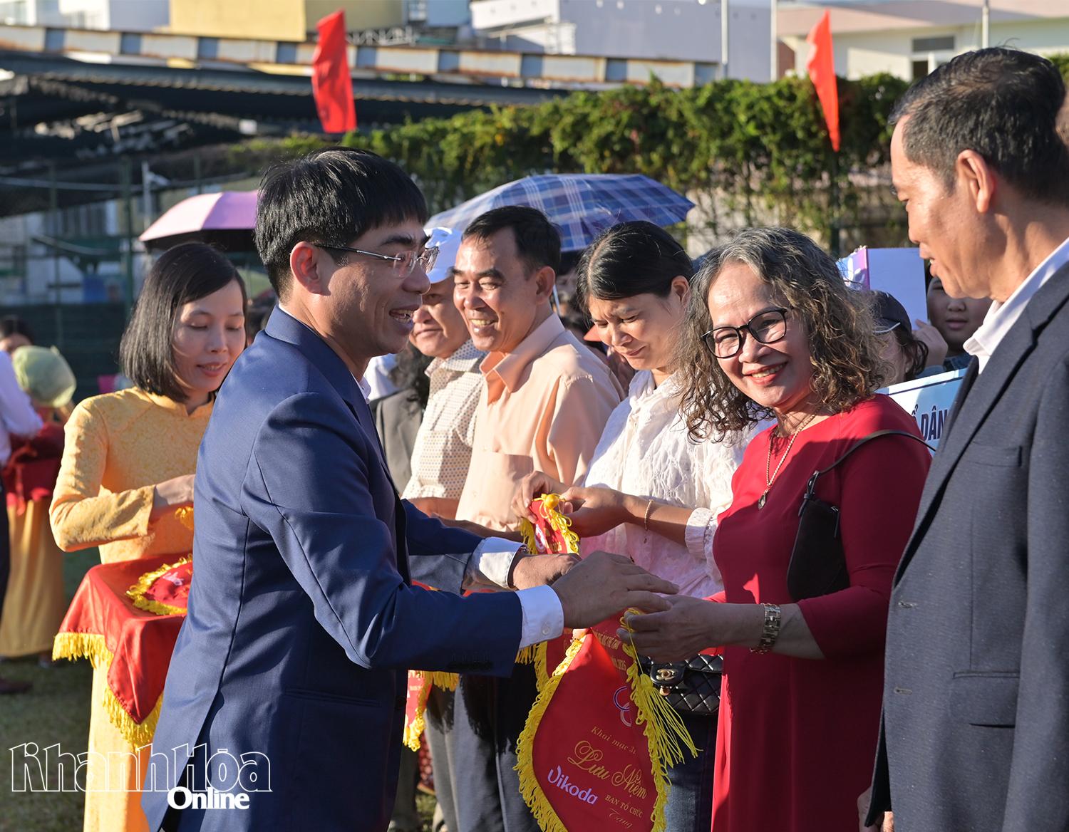 Ông Trần Xuân Tây-Chủ tịch UBND phường Nha Trang tặng cờ cho các đoàn vận động viên về dự đại hội.