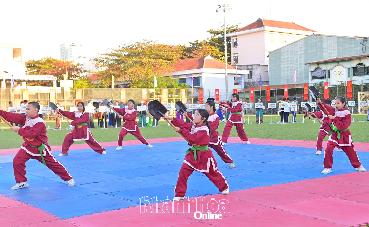 Tiết mục biểu diễn võ thuật cổ truyền của các em học sinh.