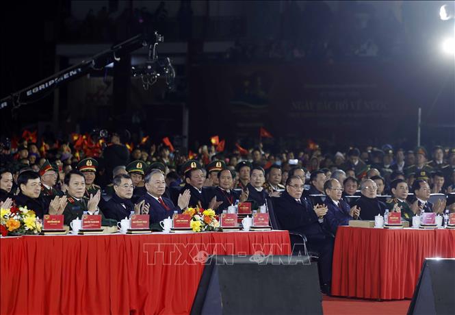 Tổng Bí thư Tô Lâm, các đồng chí lãnh đạo, nguyên lãnh đạo Đảng, Nhà nước dự Chương trình kỷ niệm 85 năm Ngày Bác Hồ về nước trực tiếp lãnh đạo Cách mạng Việt Nam “Hai tay xây dựng một sơn hà”. Ảnh: THỐNG NHẤT /TTXVN