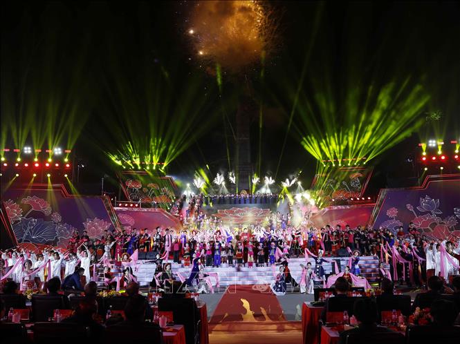 Biểu diễn nghệ thuật tại chương trình.