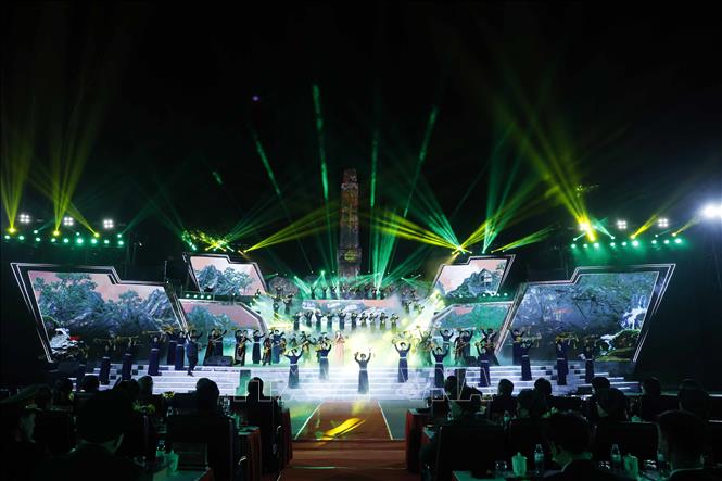 Biểu diễn nghệ thuật tại chương trình.