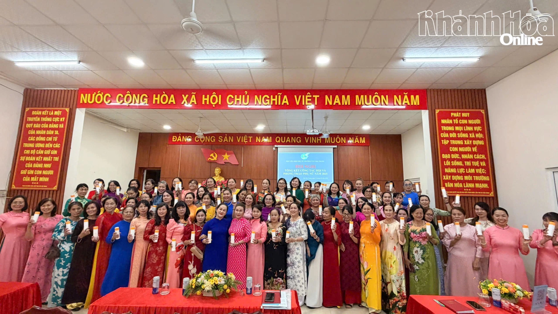 Các cán bộ, hội viên phụ nữ bị ảnh hưởng bởi mưa lũ nhận quà do Hội Liên hiệp Phụ nữ tỉnh gửi tặng.