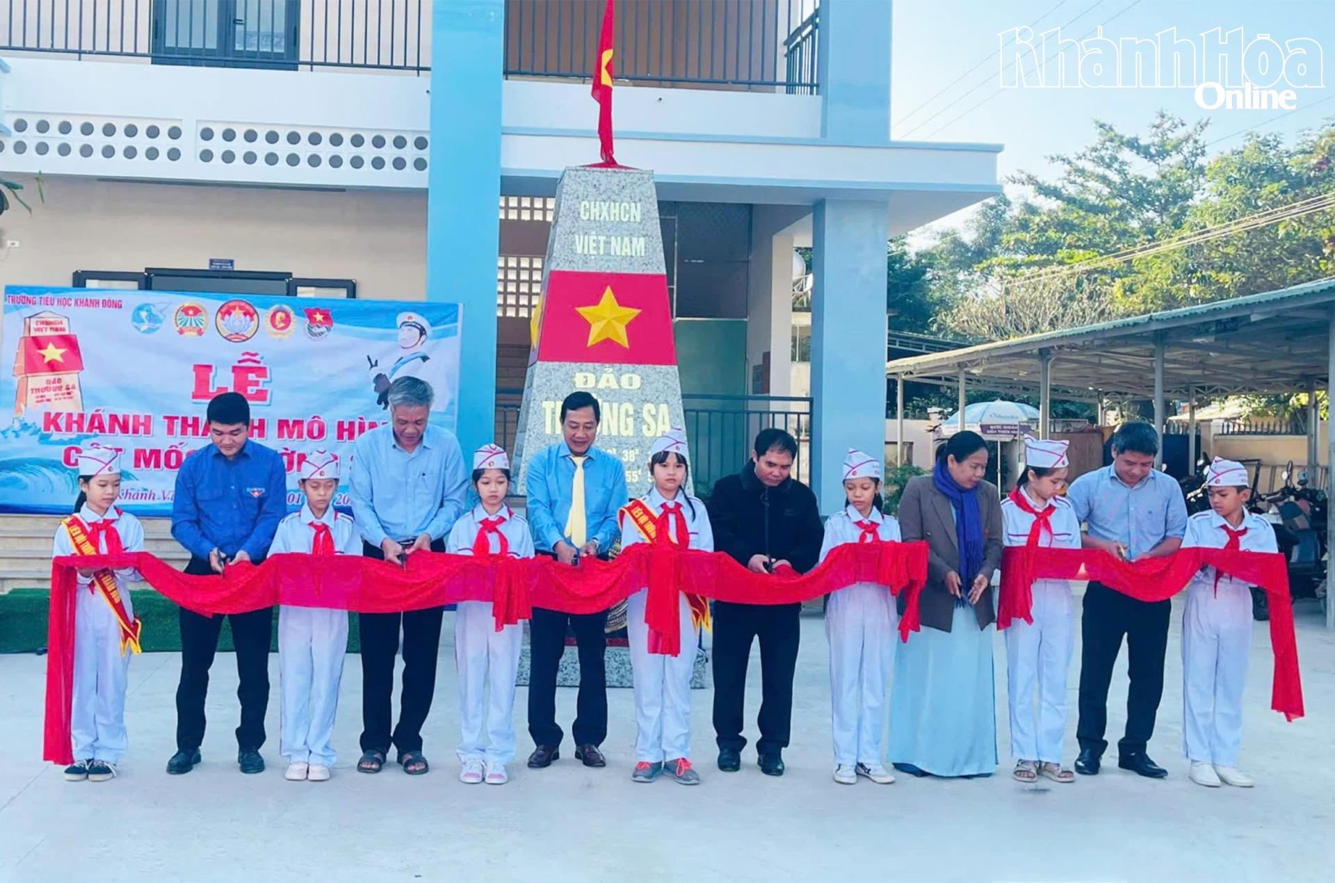 Cắt băng khánh thành mô hình cột mốc Trường Sa tại Trường Tiểu học Khánh Đông.