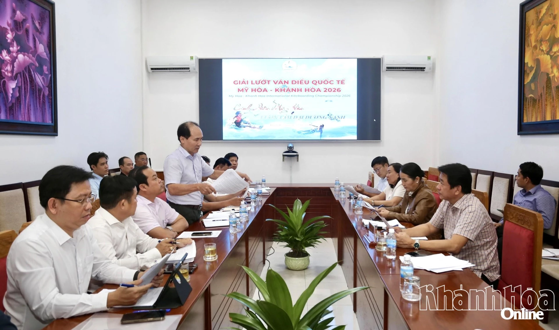 Lãnh đạo Sở Văn hóa, Thể thao và Du lịch báo cáo tại cuộc họp.