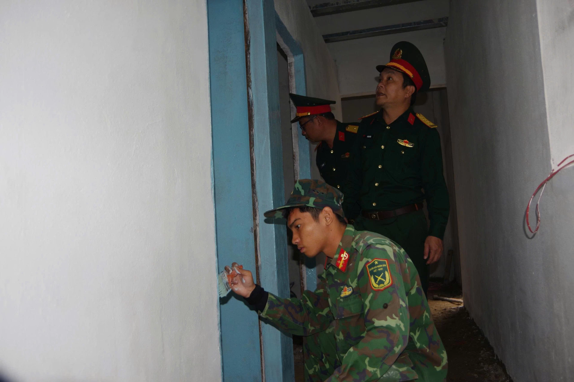 Lãnh đạo Bộ Chỉ huy Quân sự tỉnh Khánh Hòa kiểm tra công trình.