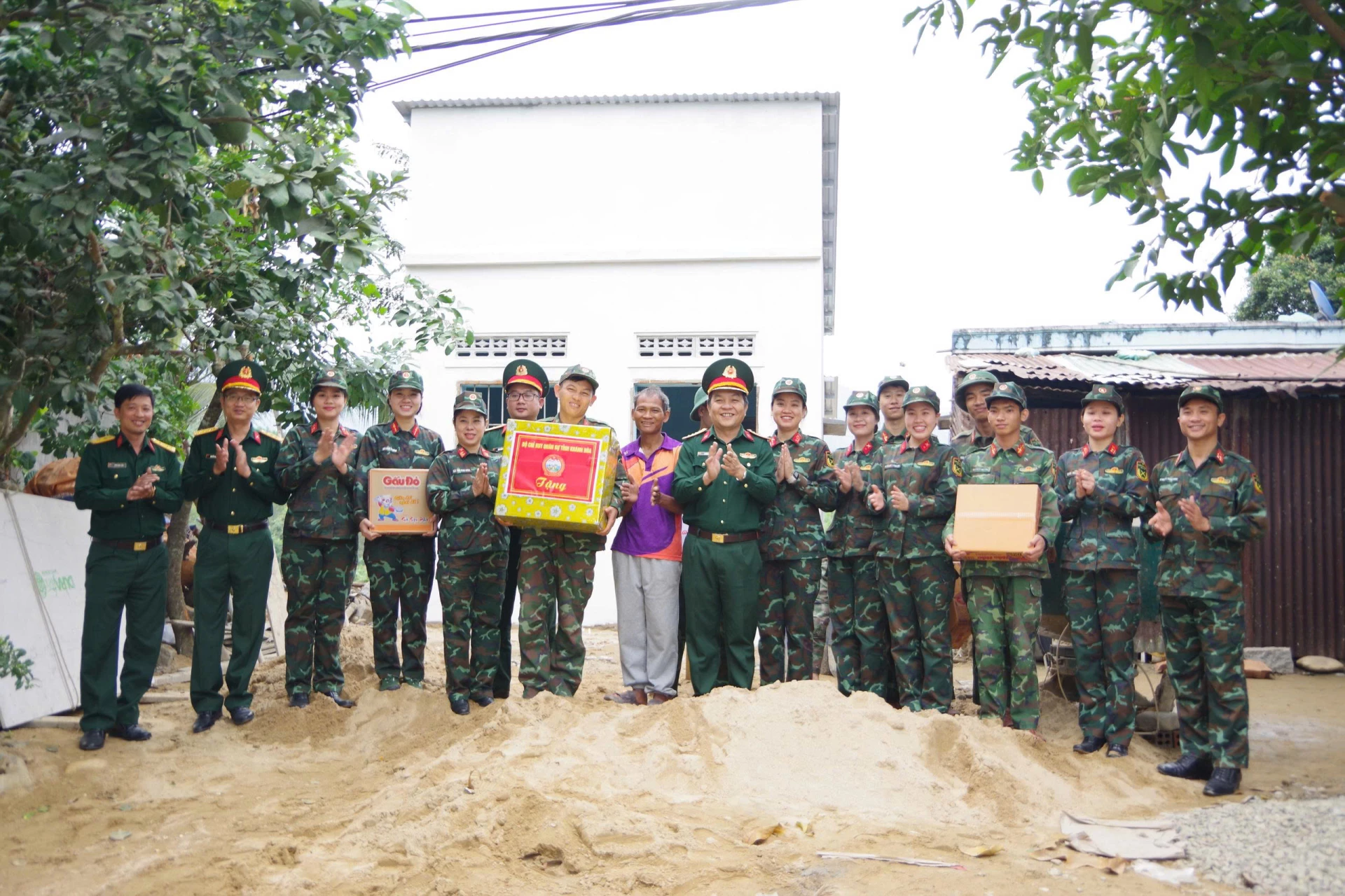 Lãnh đạo Bộ Chỉ huy Quân sự tỉnh tặng quà động viên cán bộ, chiến sĩ thực hiện Chiến dịch Quang Trung tại xã Khánh Vĩnh.