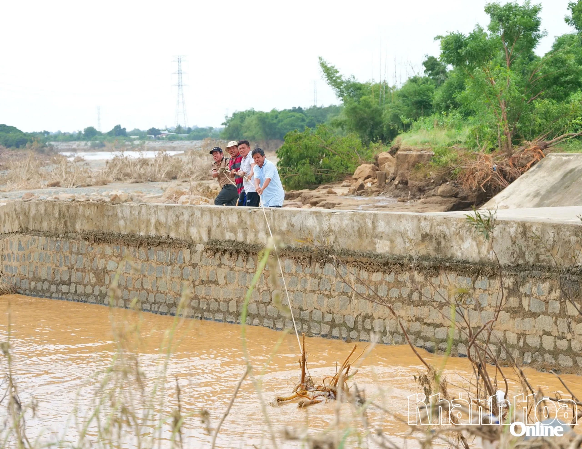 Cán bộ, công nhân Công ty TNHH Một thành viên Khai thác công trình thủy lợi Ninh Thuận khơi thông dòng chảy, bảo đảm vận hành an toàn công trình và chủ động ứng phó mưa lũ.