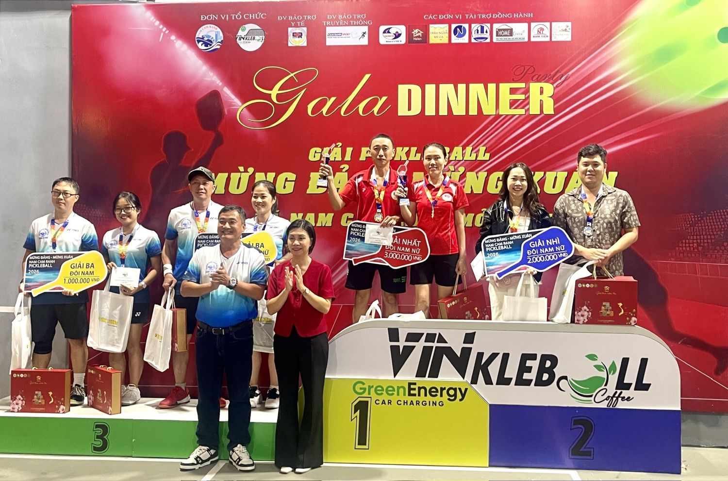 Lãnh đạo xã Nam Cam Ranh trao giải cho các đội đạt giải ở nội dung đôi nam.