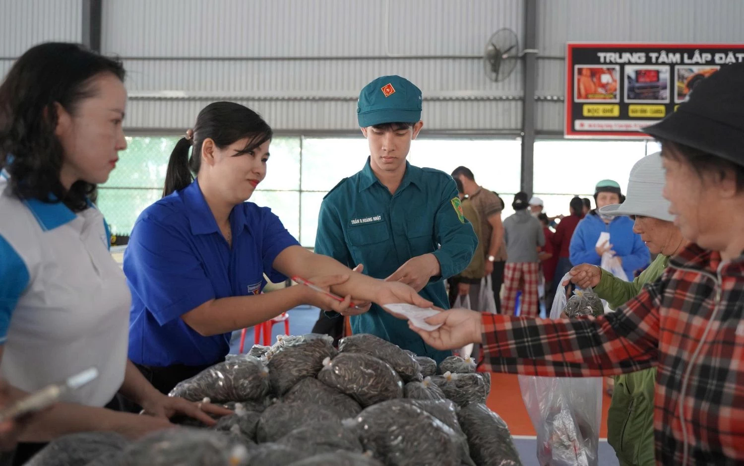 Người dân vui mừng khi được mua nhu yếu phẩm với giá 0 đồng tại các gian hàng.