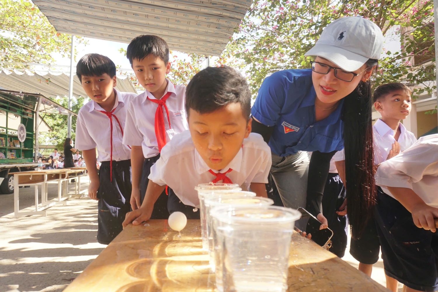 Gian hàng bóng lướt của Chi đoàn Báo và Phát thanh, Truyền hình Khánh Hòa thu hút nhiều em học sinh tham gia.