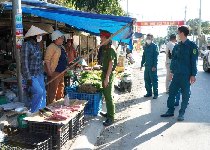Xã Cam Lâm ra quân kiểm tra về trật tự công cộng và an toàn giao thông