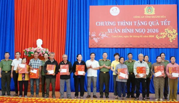 Công an tỉnh Khánh Hòa phối hợp tặng 1.500 suất quà Tết cho người dân xã Cam Lâm