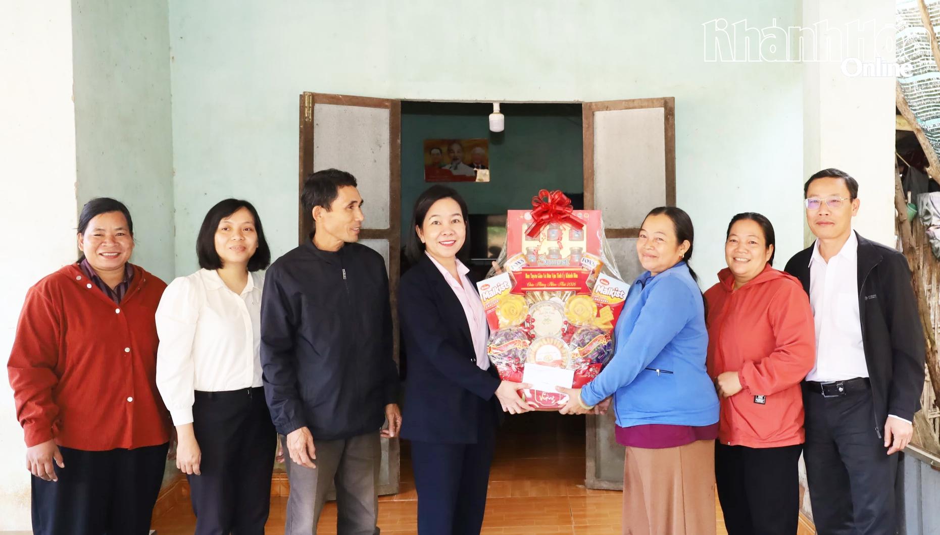 Bà Hà Hồng Hạnh tặng quà cho bà Cao Thị Ty Đính.