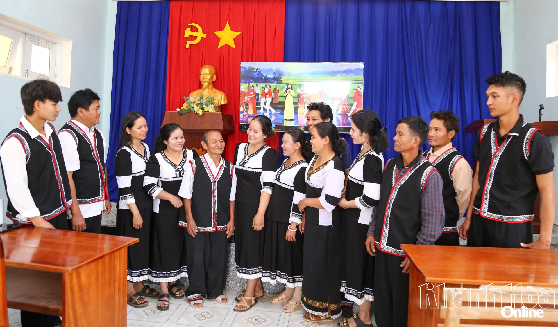 Đảng viên Chi bộ thôn Ha Nít (xã Tây Khánh Sơn) bày tỏ phấn khởi sau khi theo dõi phiên khai mạc Đại hội lần thứ XIV của Đảng. Ảnh: Thanh Long.