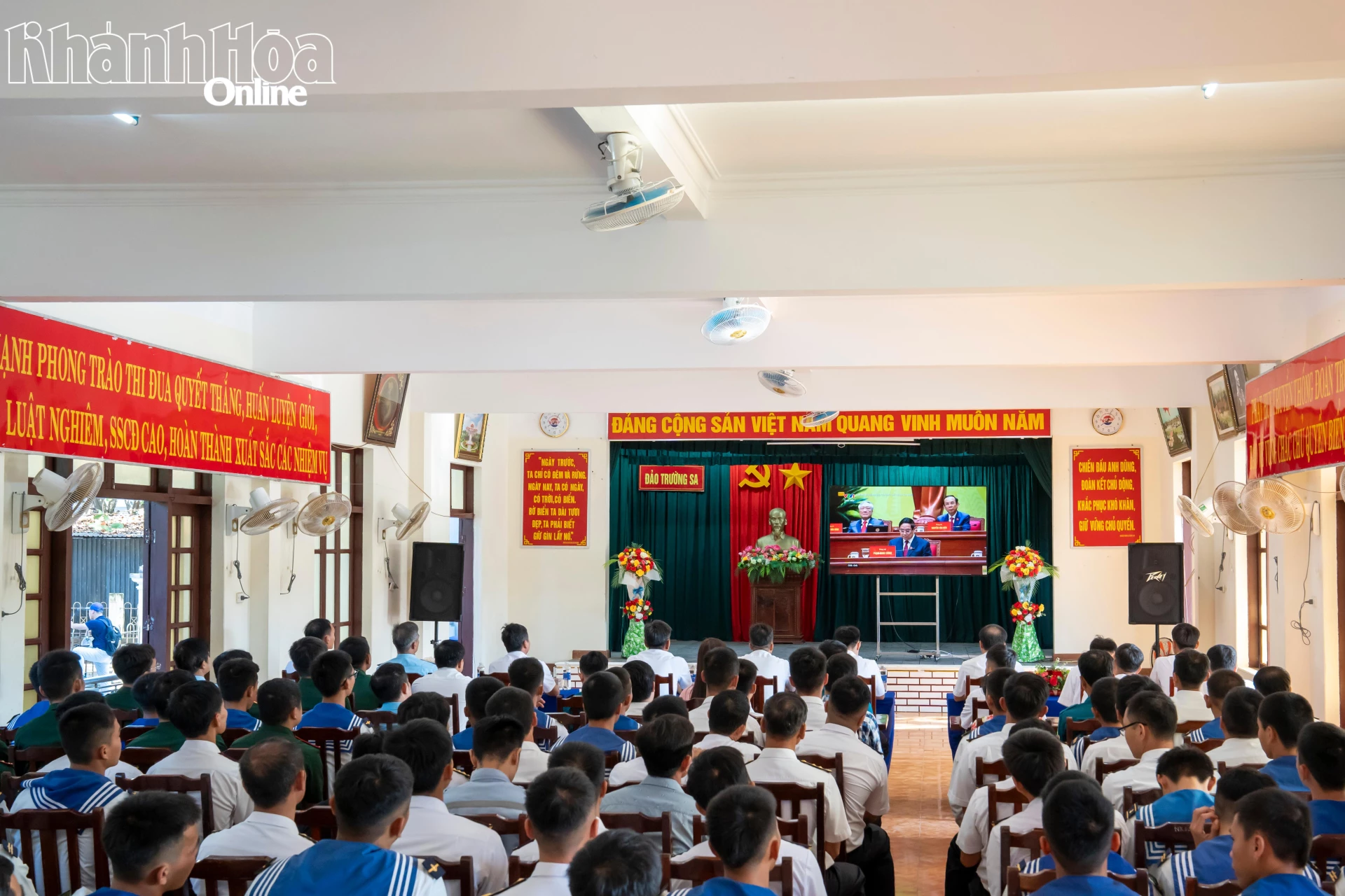 cán bộ, chiến sĩ, nhân dân ở Đặc khu Trường Sa theo dõi lễ khai mạc Đại hội Đảng. Ảnh: Công Định.