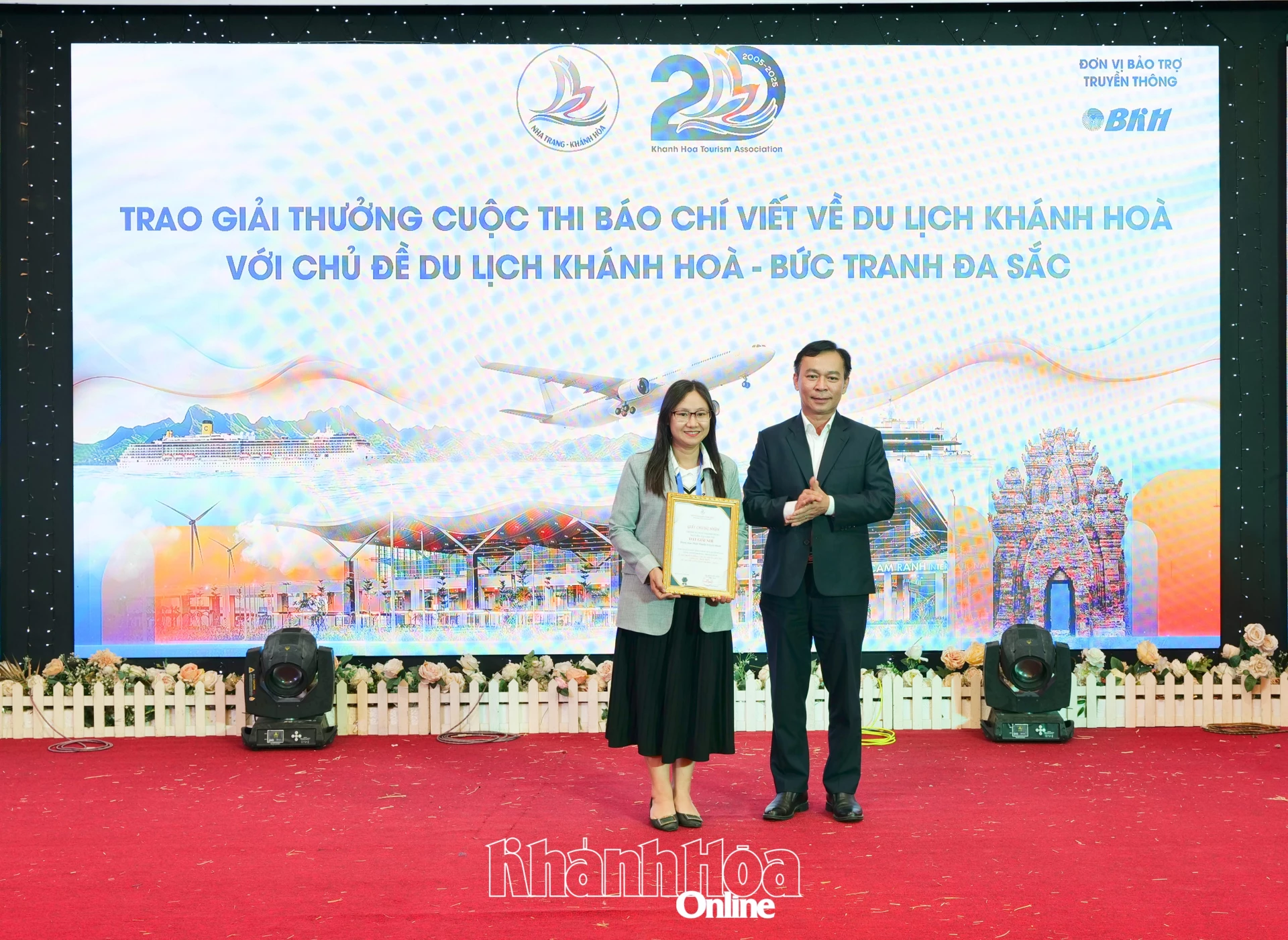 Lãnh đạo Trung tâm Xúc tiến Đầu tư, Thương mại và Du lịch tỉnh trao giải Nhất hạng mục Phát thanh - Truyền hình cho tác giả đến từ Báo và Phát thanh, Truyền hình Khánh Hòa.