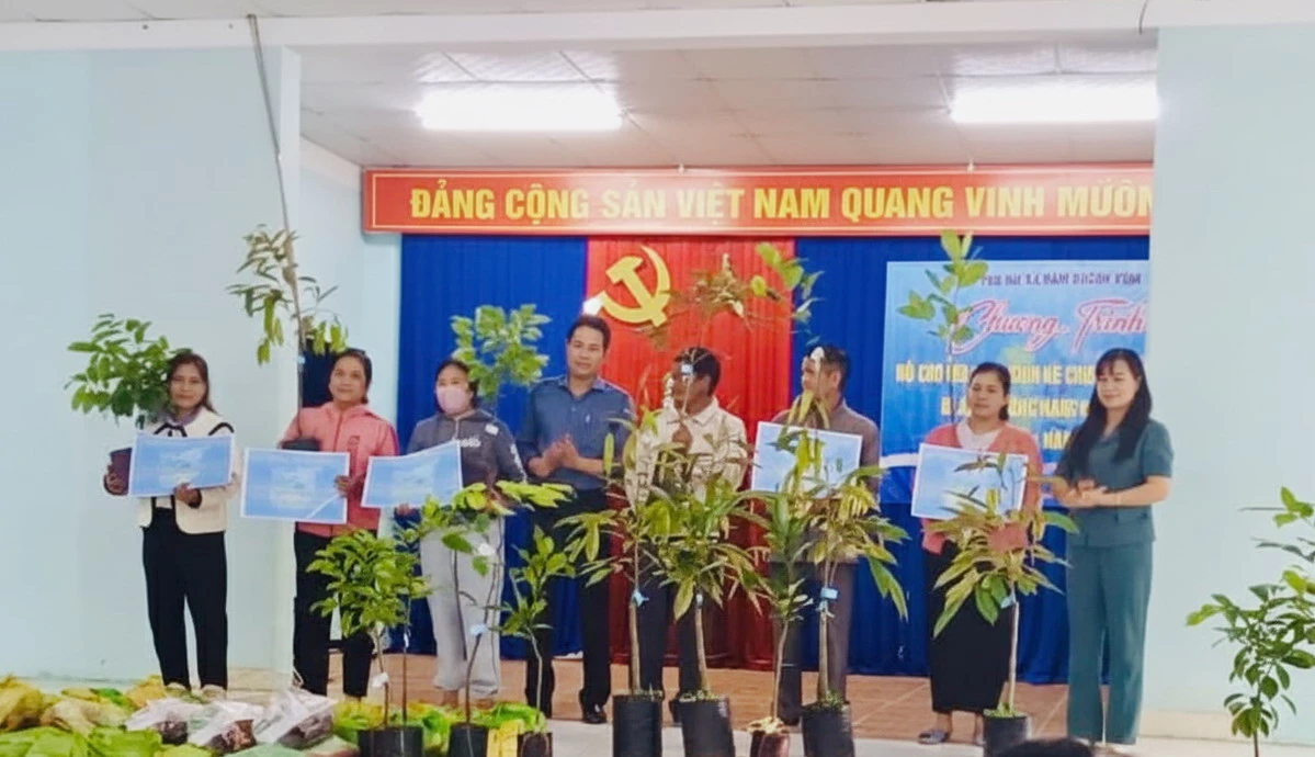 Trao phương tiện sinh kế cho hội viên, phụ nữ khó khăn bị ảnh hưởng trong đợt mưa lũ vào tháng 11-2025.