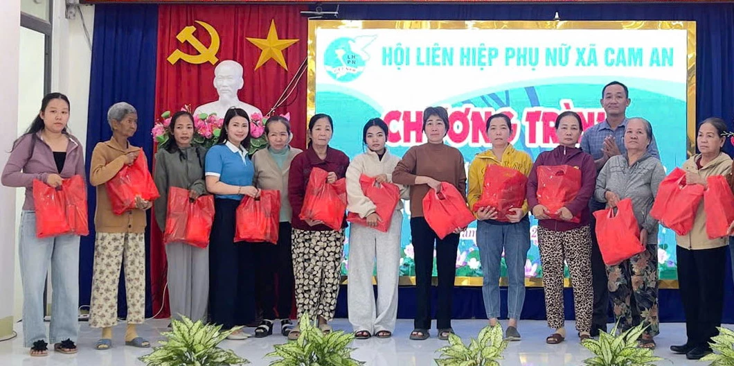 Trao quà Tết cho phụ nữ có hoàn cảnh khó khăn.