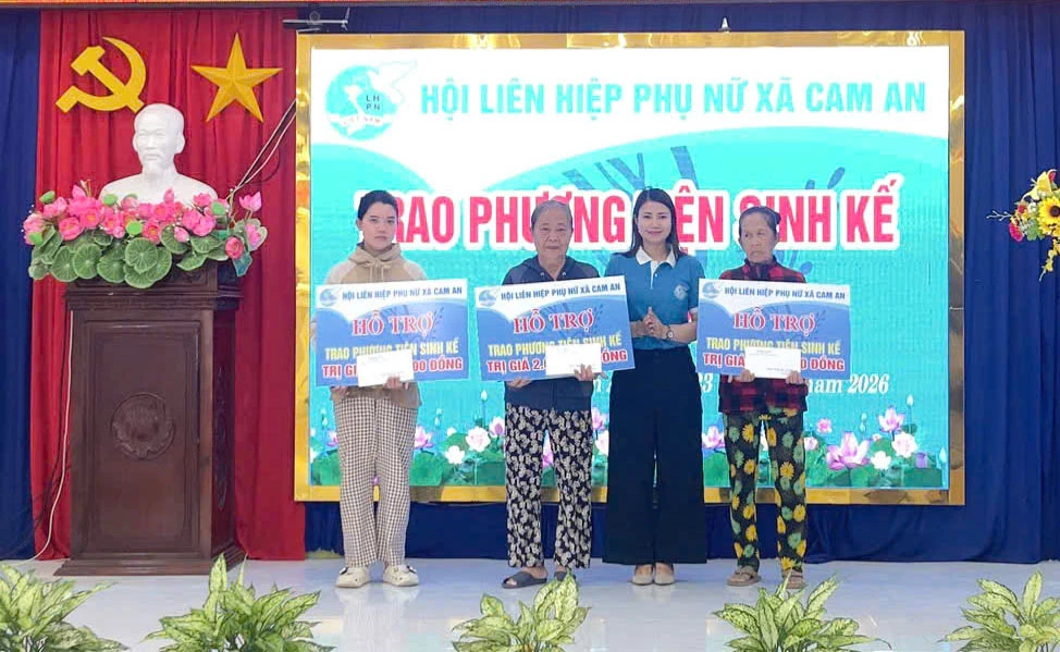 Hội Liên hiệp Phụ nữ xã trao phương tiện sinh kế cho hội viên khó khăn.