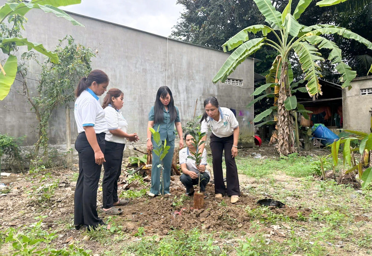 Các chị em trồng cây sau khi được nhận hỗ trợ.