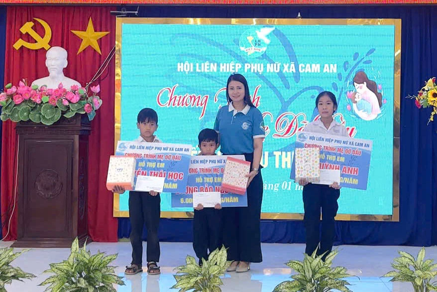 Trao kinh phí hỗ trợ và quà cho trẻ em mồ côi được hội nhận đỡ đầu.