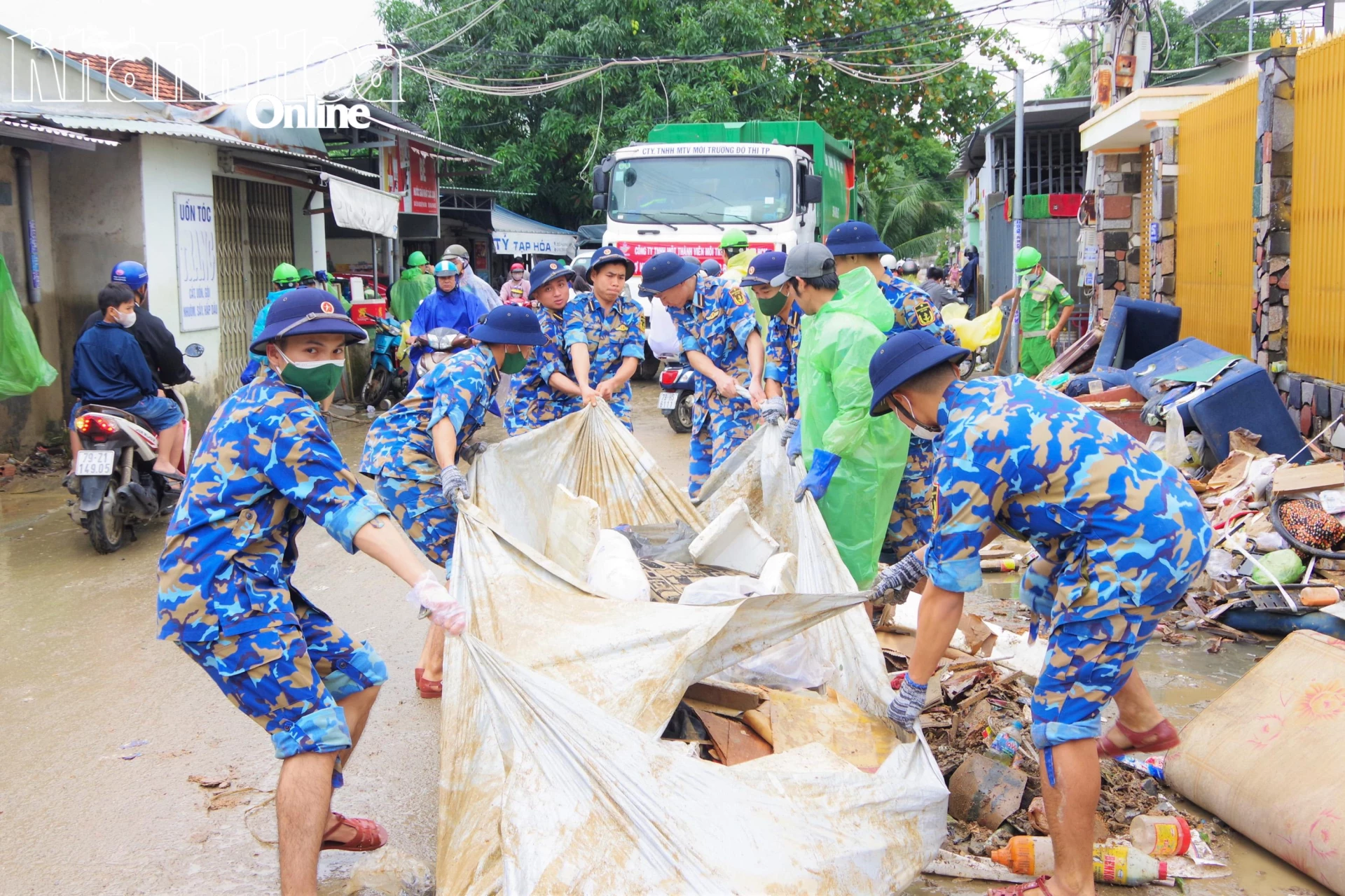 Cán bộ, học viên Học viện Hải quân giúp đỡ người dân và các địa phương sau mưa lũ.