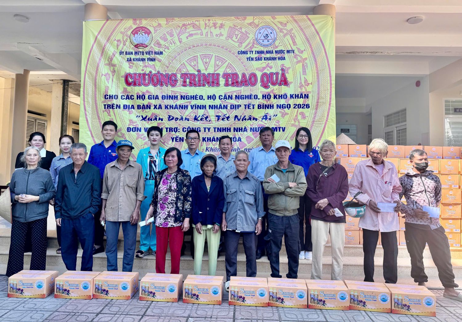 Các hộ gia đình có hoàn cảnh khó khăn được tặng quà.