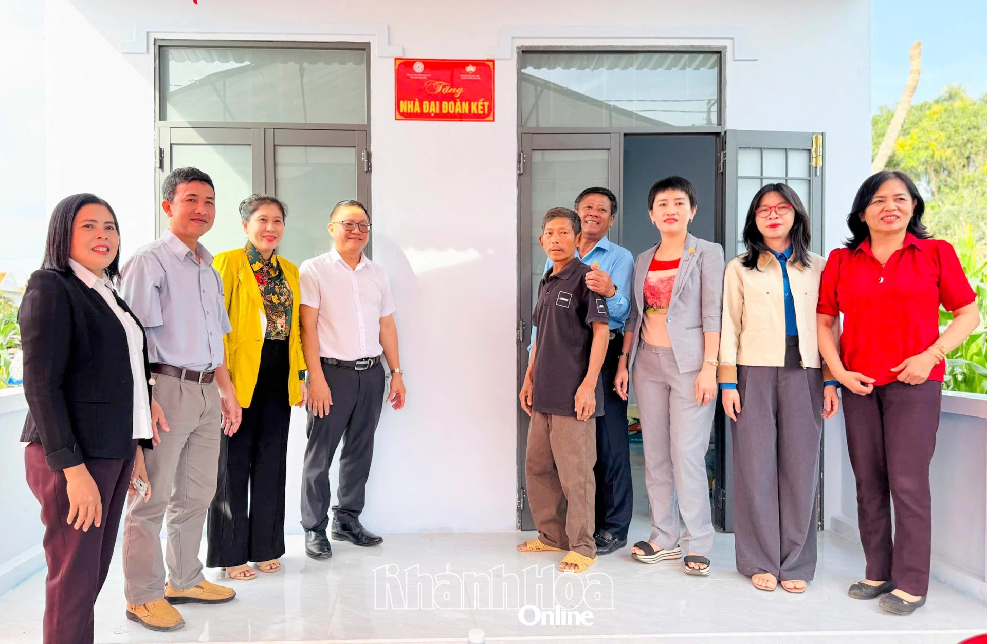 Bàn giao nhà Đại đoàn kết cho hộ ông Nguyễn Đình Trung.