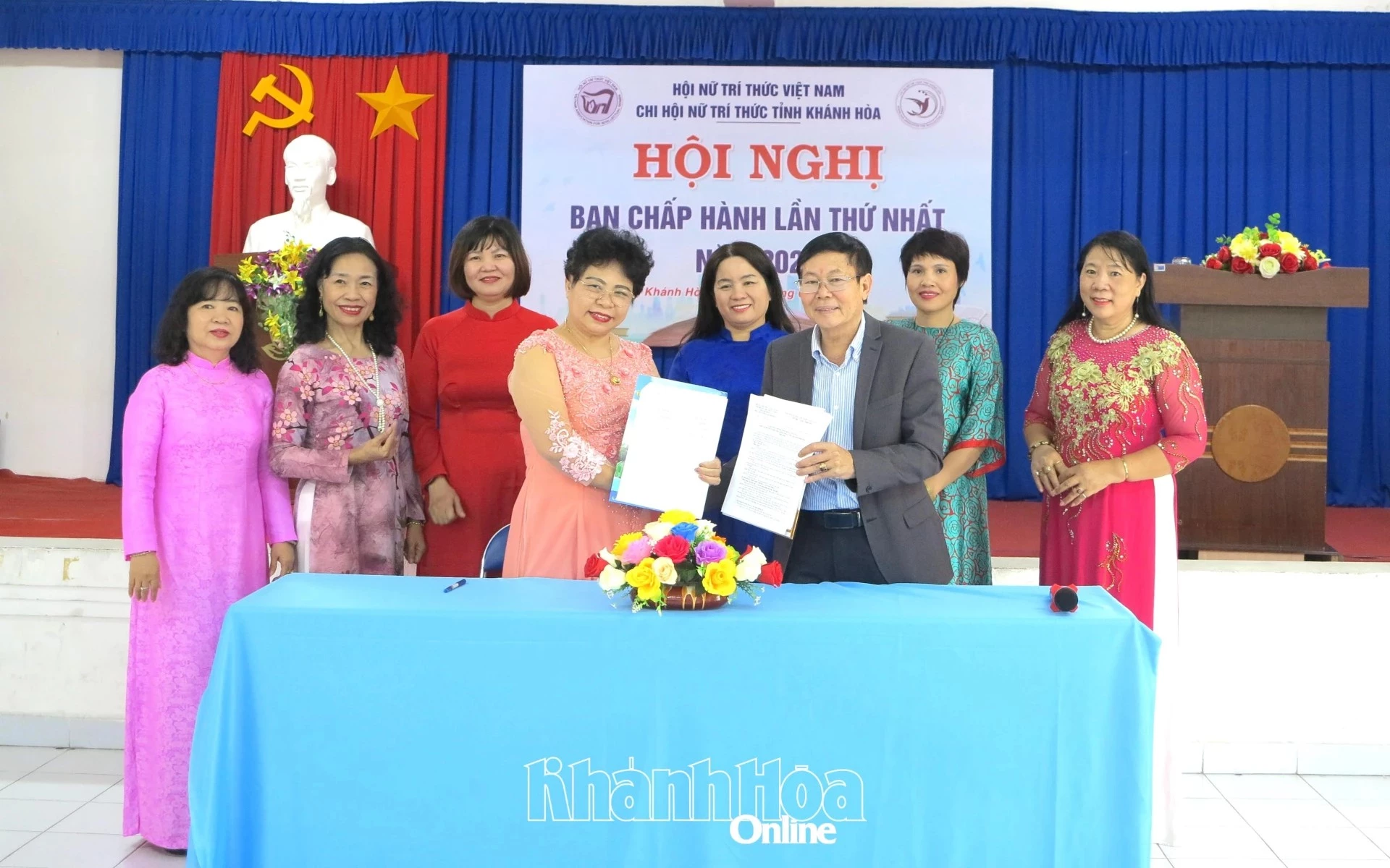 Đại diện Chi hội Nữ trí thức tỉnh và Thư viện tỉnh ký kết hợp tác.