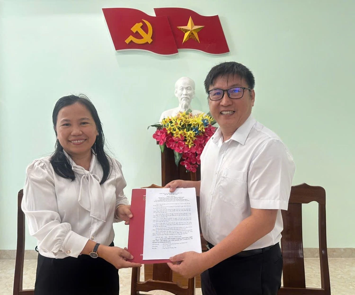 Lãnh đạo Hội Nông dân xã Vạn Thắng và Agribank chi nhánh Vạn Ninh tại buổi ký kết thỏa thuận hợp tác.