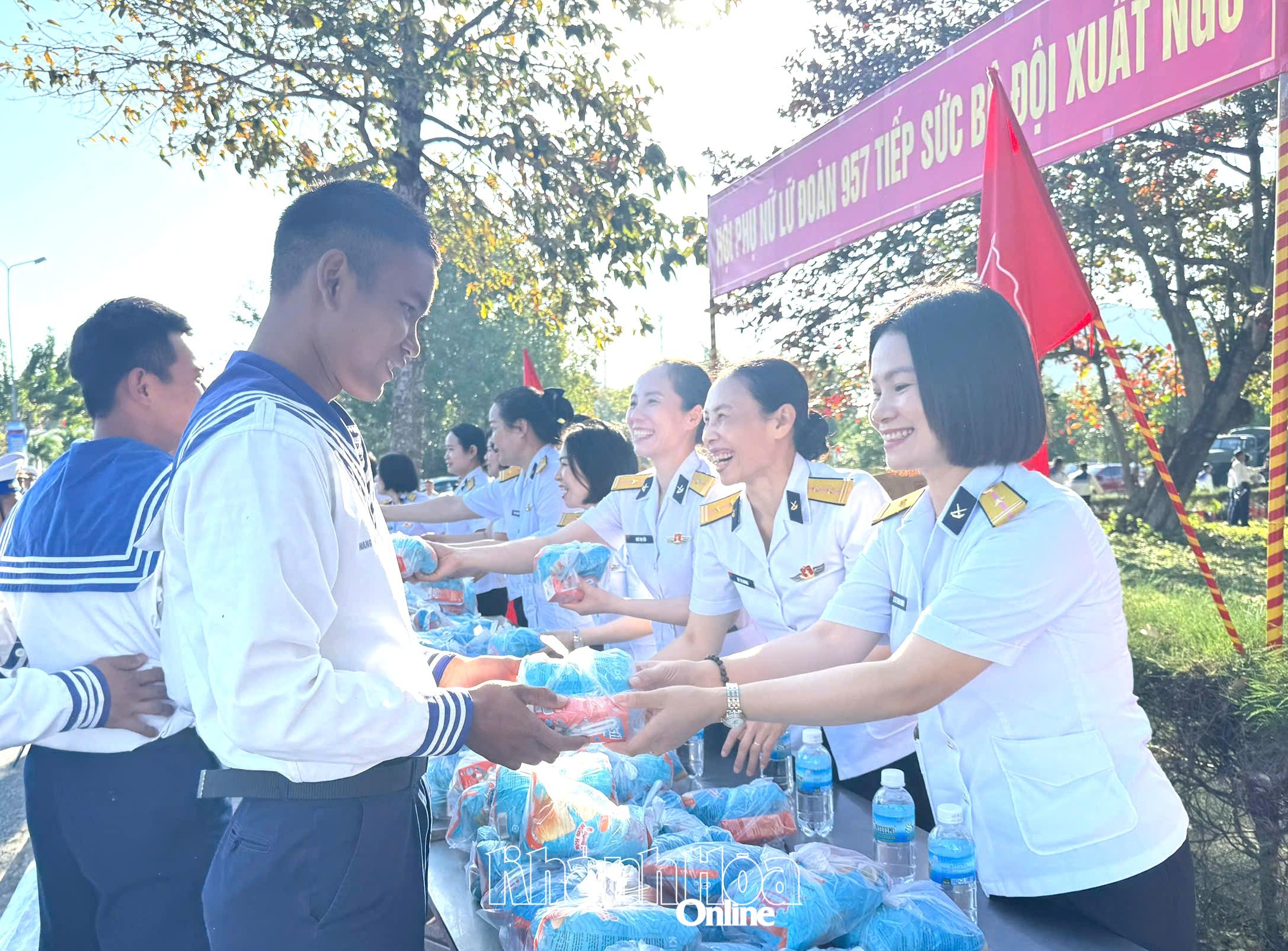 Hội phụ nữ trao quà cho các quân nhân
