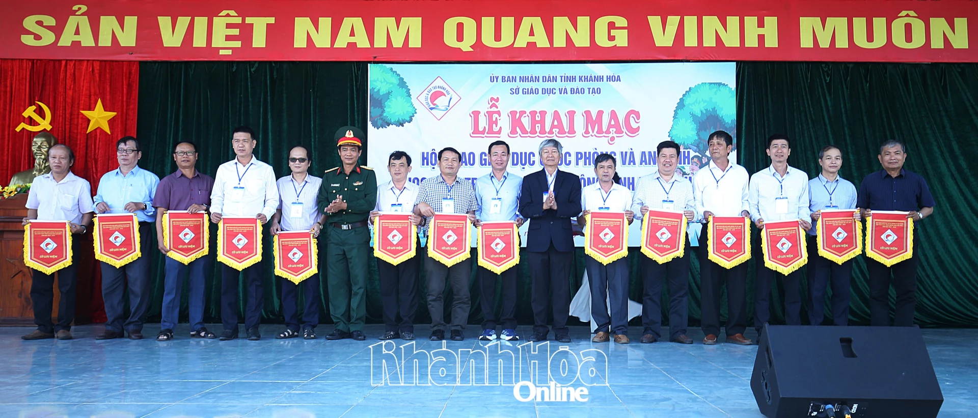 Ban tổ chức trao cờ lưu niệm cho các trường THPT.