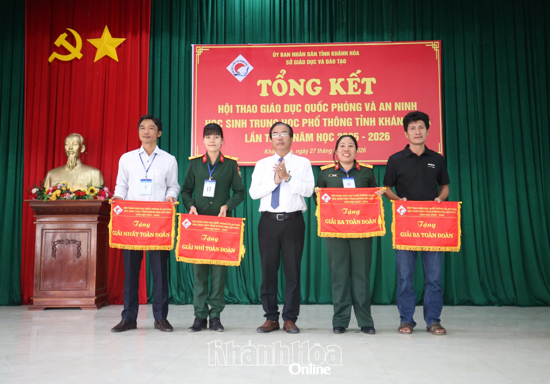 Lãnh đạo Sở Giáo dục và Đào tạo trao giải toàn đoàn cho các trường.