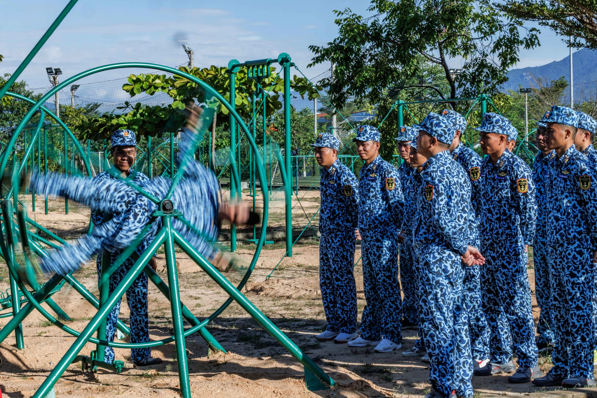 Huấn luyện các môn thể thao đặc chủng cho thủy thủ tàu ngầm.