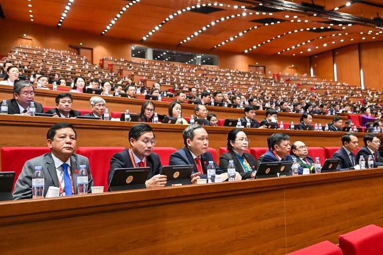 Các đại biểu dự phiên thảo luận tại hội trường.