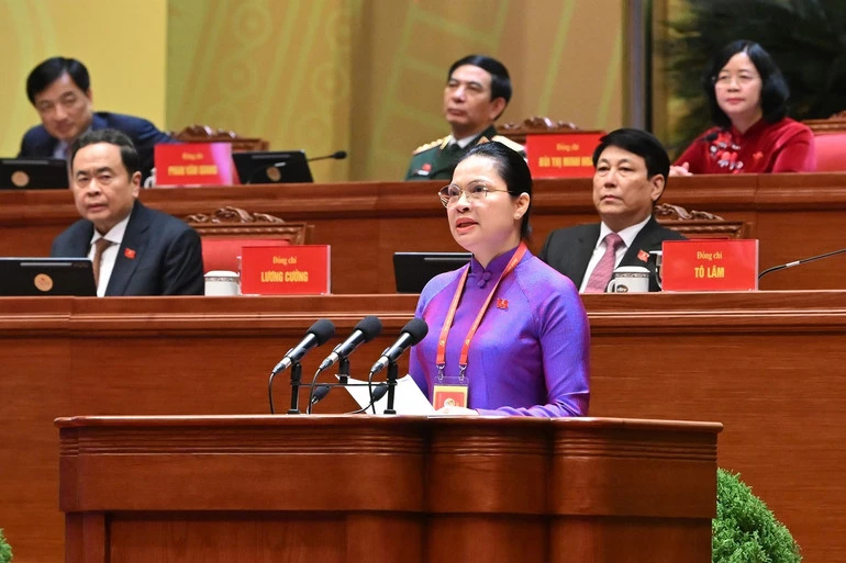 Phó Chủ tịch, Tổng Thư ký Ủy ban Trung ương Mặt trận Tổ quốc, các đoàn thể Trung ương Hà Thị Nga tham luận tại Đại hội.