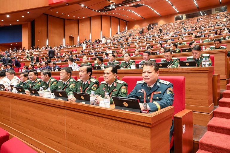 Đại biểu dự phiên tham luận tại hội trường.